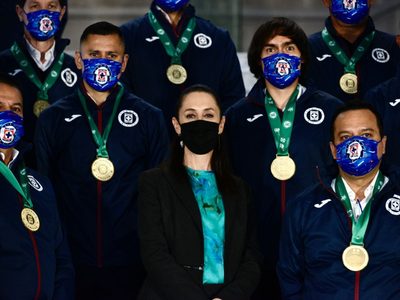 Sheinbaum recibe al campeón Cruz Azul y dice que son ejemplo para los jóvenes de la CDMX