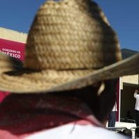 Entre reclamos a Murat, AMLO presenta plan de caminos rurales