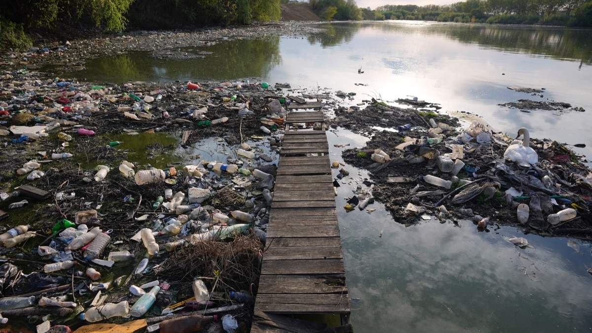 Acumulación de basura en el río Danubio, en Belgrado, Serbia.
