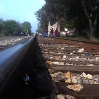Normalistas de Michoacán bloquean vías del tren y retienen vehículos para exigir plazas