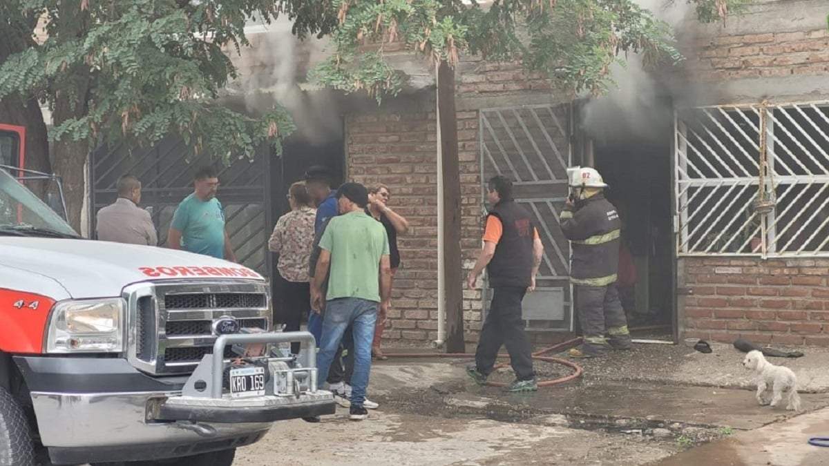 Dos viviendas que compartían un techo de losa fueron muy afectadas por un incendio. Fuente: (Cutral Co al Instante)