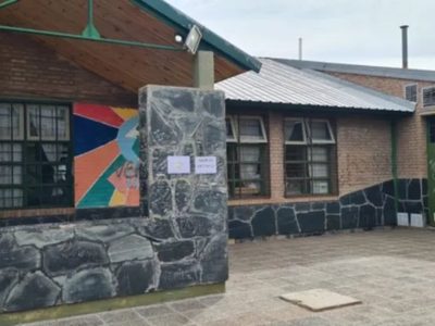Polémica en el CPEM 51: sancionaron a alumnos egresados tras arrojar agua y encender una bengala en el edificio escolar