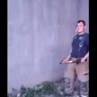Videos exhiben a bomberos de Monclova que matan a perros golpeándolos con hachas en la cabeza