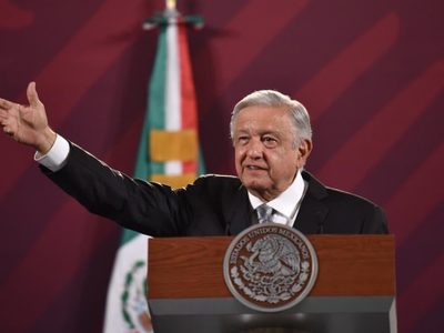 AMLO agradece a Biden por denuncia contra el gobernador de Texas por instalar boyas en el río Bravo