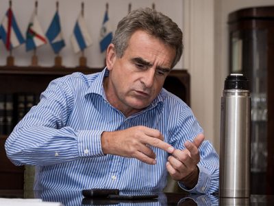"Desidia macrista": Rossi denunció el desastre que encontró en el archivo de Defensa