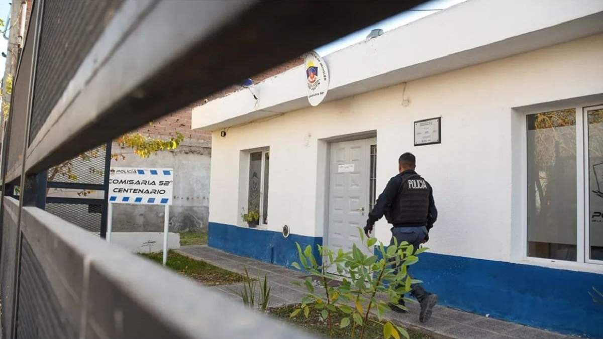 La denuncia por pedido de paradero se radicó en la comisaría 52° de Centenario. Fuente: (Facebook)