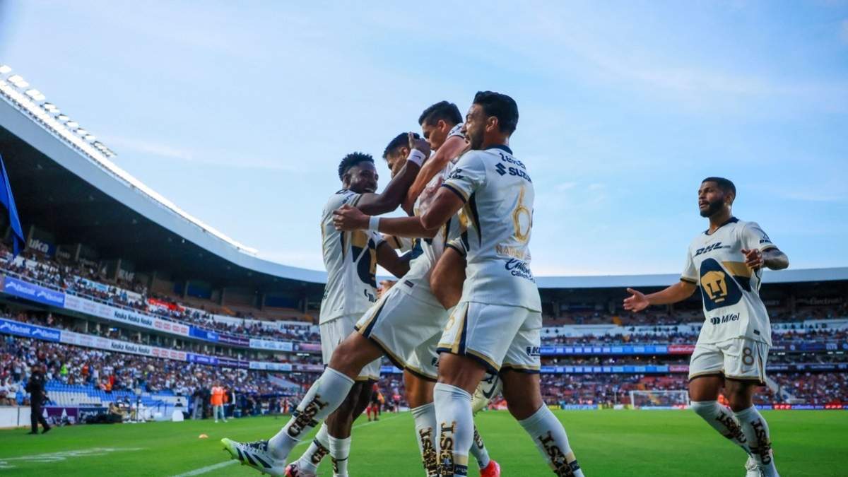 Jugadores de Pumas celebran el gol de Guillermo Martínez