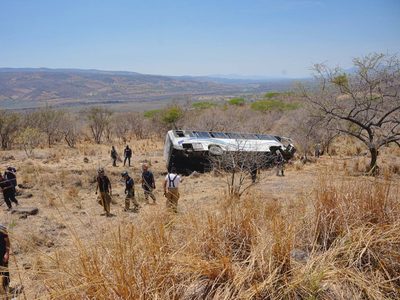 Mueren 11 personas en volcadura de autobús en Amatlán de Cañas, Nayarit