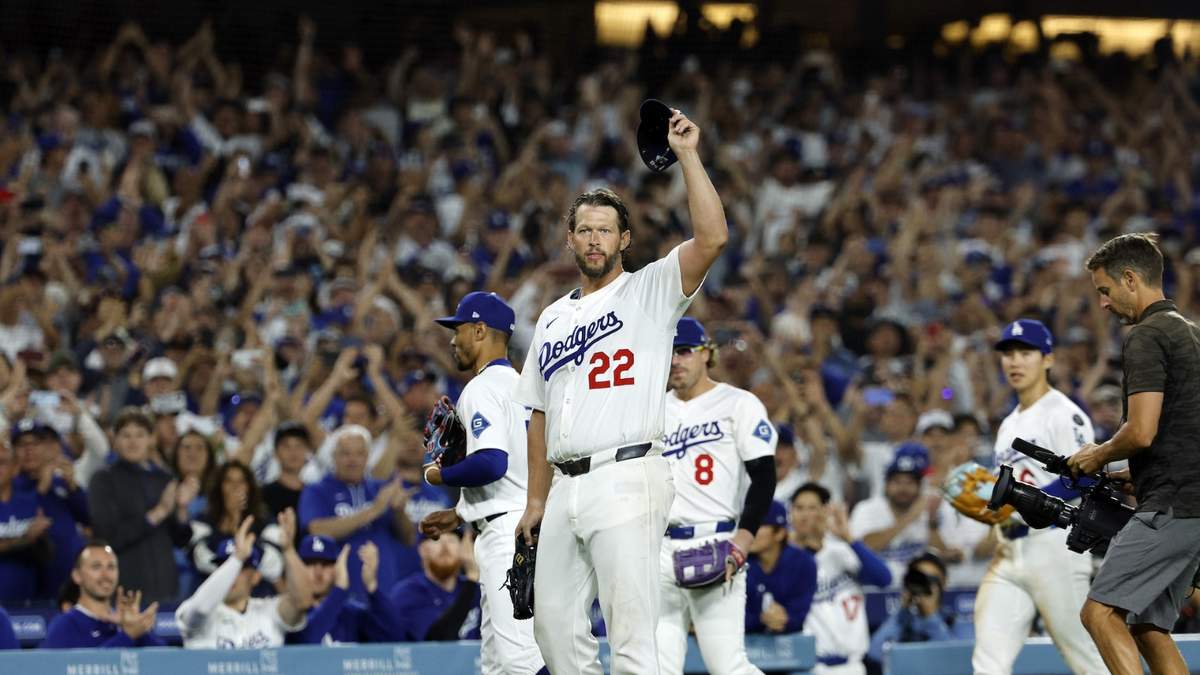 Clayton Kershaw, de los Dodgers de Los Ángeles, agradece al público