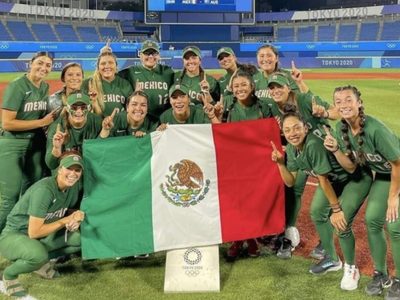 Llueven críticas al equipo de softbol mexicano por tirar sus uniformes a la basura