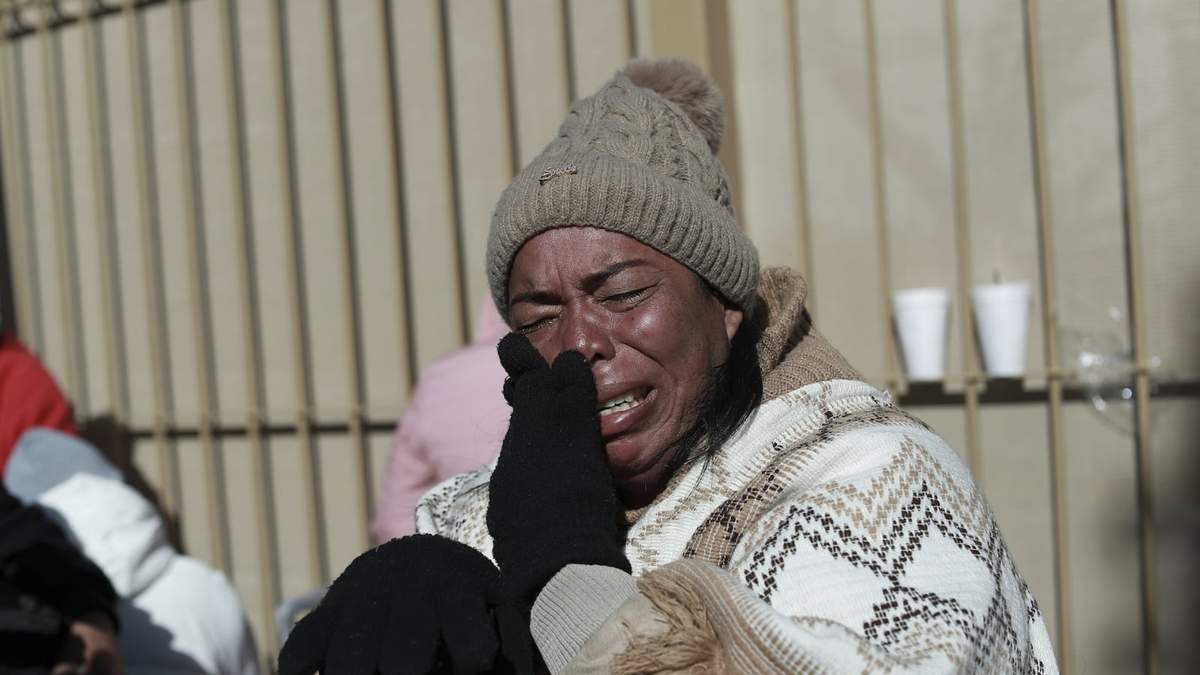 Margelis Tinoco, una migrante colombiana de 48 años, rompe en llanto después de que su cita por CBP One fue cancelada en el puente internacional Paso del Norte de Ciudad Juárez