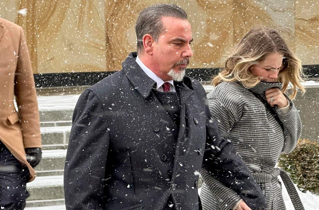 Joseph Bongiovanni, a la izquierda, sale de un tribunal federal acompañado de su esposa, Lindsay Bongiovanni, después de ser sentenciado a cinco años de prisión por cargos de corrupción