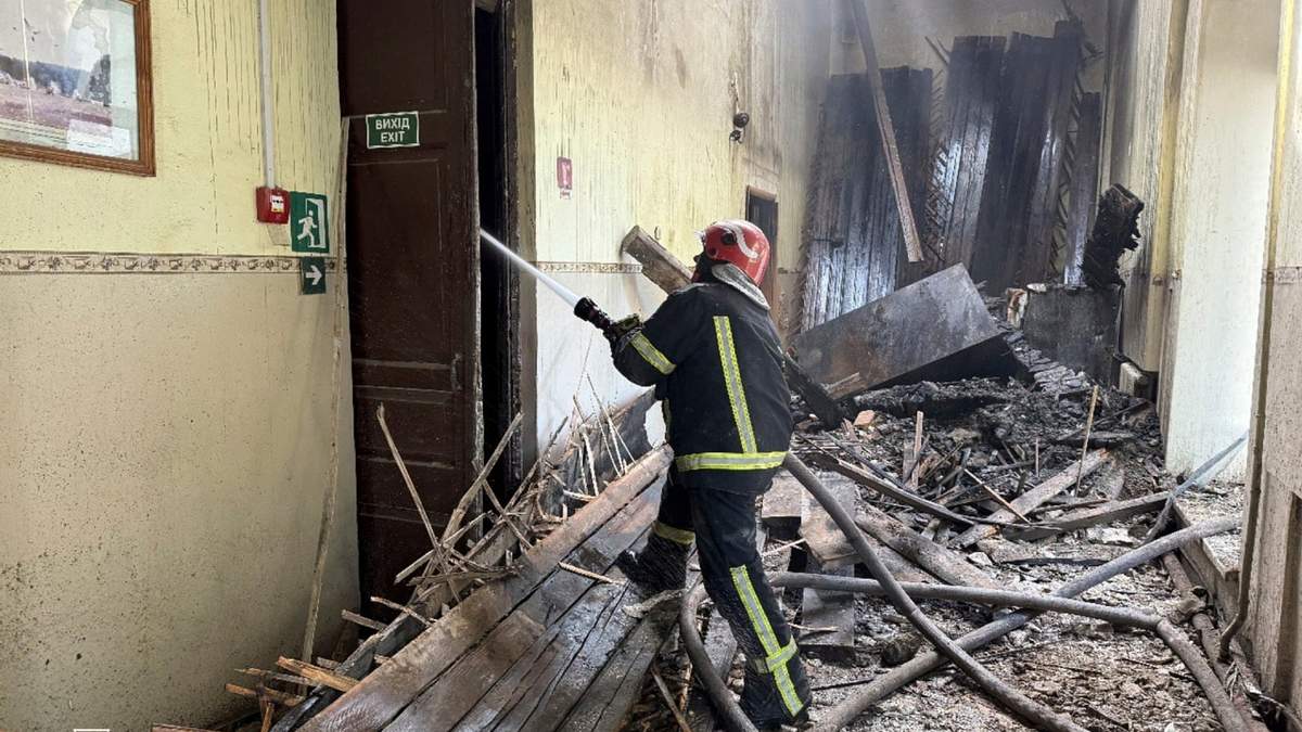 Los bomberos apagan un incendio en una escuela de bomberos tras un ataque aéreo ruso en Kropyvnytskyi, Ucrania