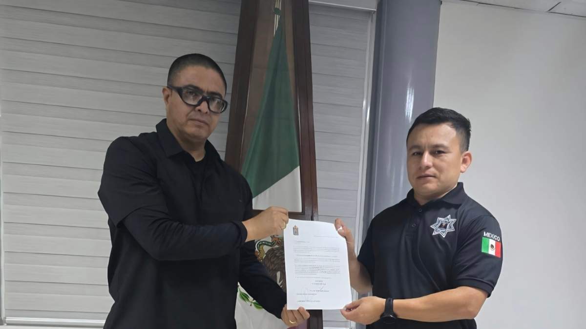 El coronel Alejandro Bravo Martínez, titular de la SSPyTM, entrega su nombramiento a Luis Felipe Córdova Lara