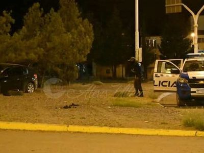 Zapala: jóvenes escapaban de una persecución policial, chocando el auto en la rotonda