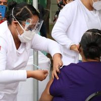 Personas vacunadas contra covid-19 ya superan a los casos confirmados a nivel mundial