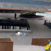 Mujer intenta salvar a menor de edad cubriéndola con su cuerpo durante la balacera en Plaza Andares