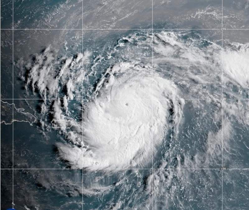 Esta imagen satelital proporcionada por la NOAA muestra el huracán Erin el sábado 16 de agosto de 2025.