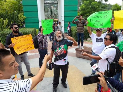 Reporteros protestan en Chilpancingo; denuncian intento de censura contra el medio “El Tlacolol”