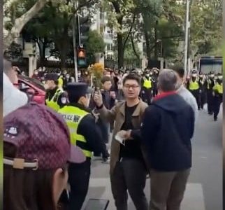 Cientos de manifestantes protestan por la política "cero covid" en varias ciudades de China