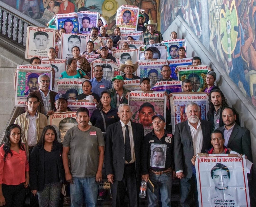 AMLO y los padres 43 Foto X  @lopezobrador_