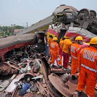 Suman 261 muertos por el choque múltiple de trenes en India
