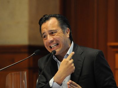Cuitláhuac García presume como logro que en las gasolineras ya no cobren el baño