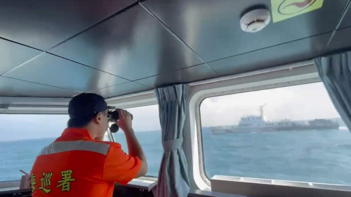 Un guardacostas vigila un barco guardacostas chino cerca de las islas Matsu, Taiwán