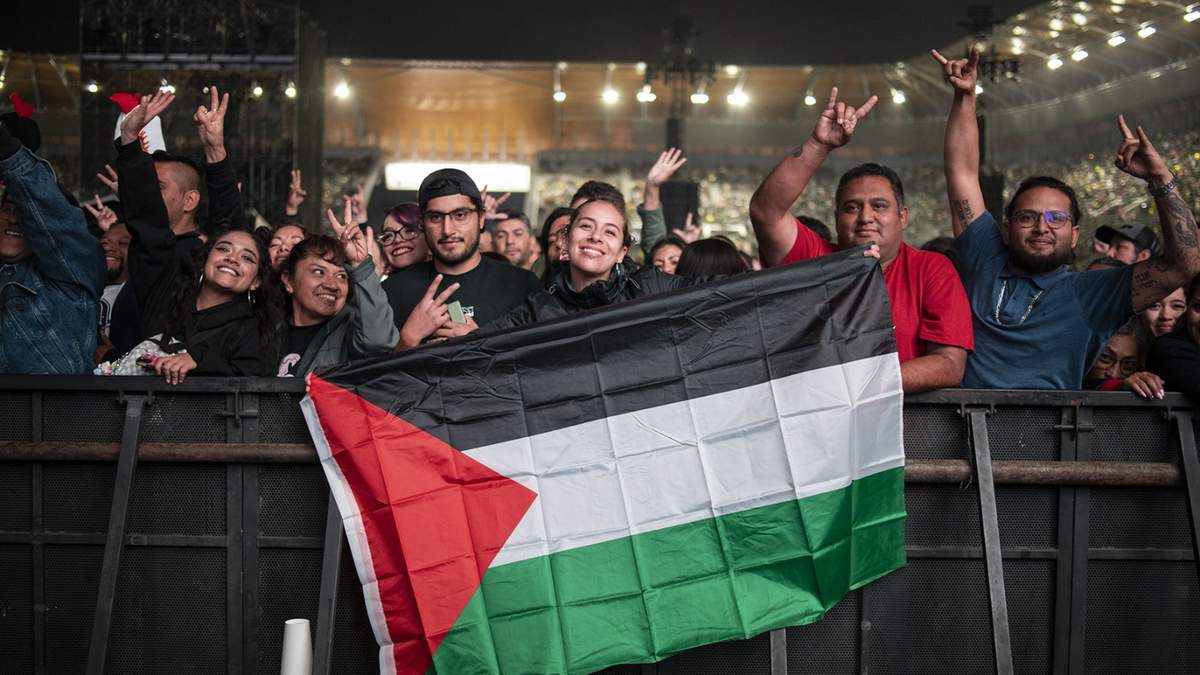 Una fanática del grupo llevo una bandera Palestina la cual subió Rubén Albarrán al escenario para dirigir un mensaje de solidaridad con los pueblos en guerra en el mundo