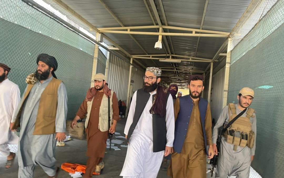 El líder Anas Haqqani visitando la prisión de Bagram, donde estuvo recluido en régimen de aislamiento durante 5 años