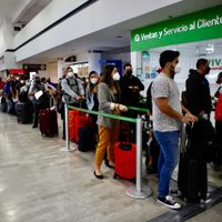 Con semáforo rojo, el AICM luce largas filas y sin sana distancia