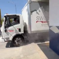 Normalistas toman un camión y lo estrellan contra en Centro Federal de Arraigos