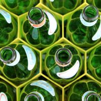 No tires las botellas de vidrio y reutilizalas con esta idea que le da un toque chic a tu living
