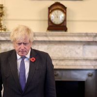 La renuncia de dos ministros complica la permanencia de Boris Johnson