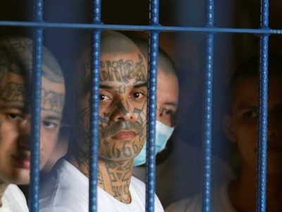 Estar preso en El Salvador: “Amenazan con prendernos fuego”