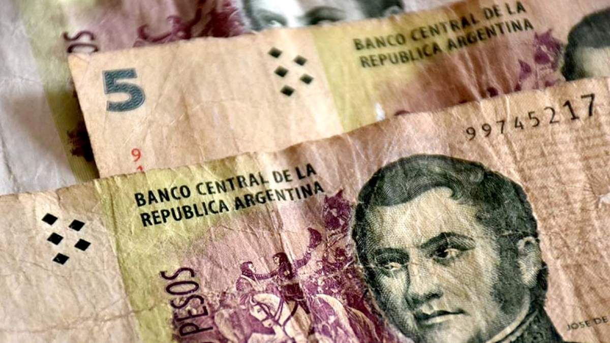 Billetes de cinco pesos. Fuente: (Twitter)