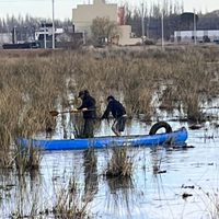 Funcionario municipal se puso las botas y los guantes para sacar la basura de la laguna San Lorenzo