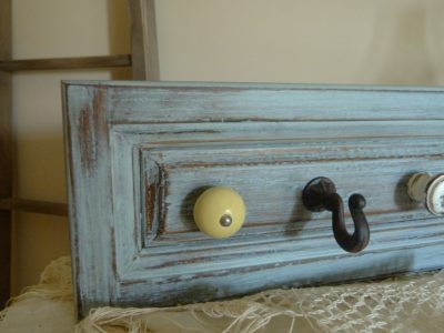 Con una tabla vieja, hacé este perchero vintage que le da un toque original a tu decoración