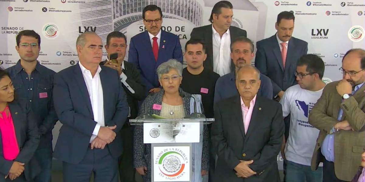 Patricia Aguayo Bernal, trabajadora del Poder Judicial en compañía de senadores del PAN y PRI.