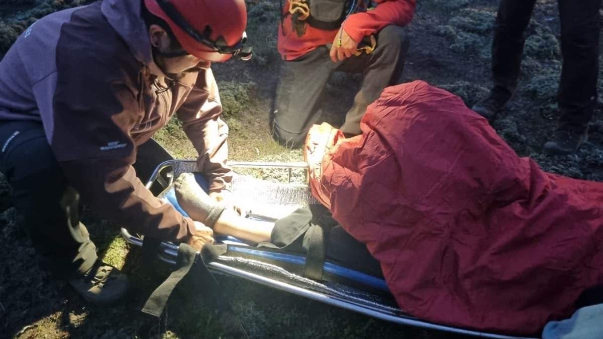 La mujer sufrió una fractura cuando practicaba senderismo junto a un grupo de turistas. Fuente: (Weblavoz)