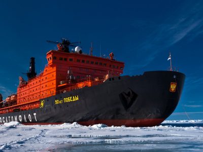 El barco que realiza uno de los viajes más inhóspitos del mundo por el Polo Norte