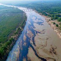 Derrame de hidrocarburo contamina ocho kilómetros del río Pantepec en Veracruz (Video)