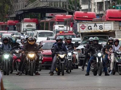 Boom motero en CDMX: 613% más motocicletas, millones en recaudación y más accidentes