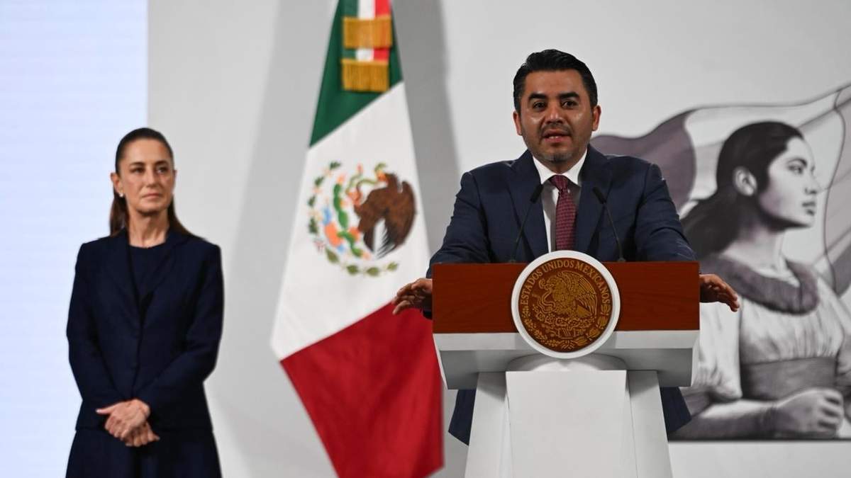 La presidenta Claudia Sheinbaum con el director general de Conagua, Efraín Morales, en la conferencia matutina de Palacio Nacional, el miércoles 24 de septiembre de 2025