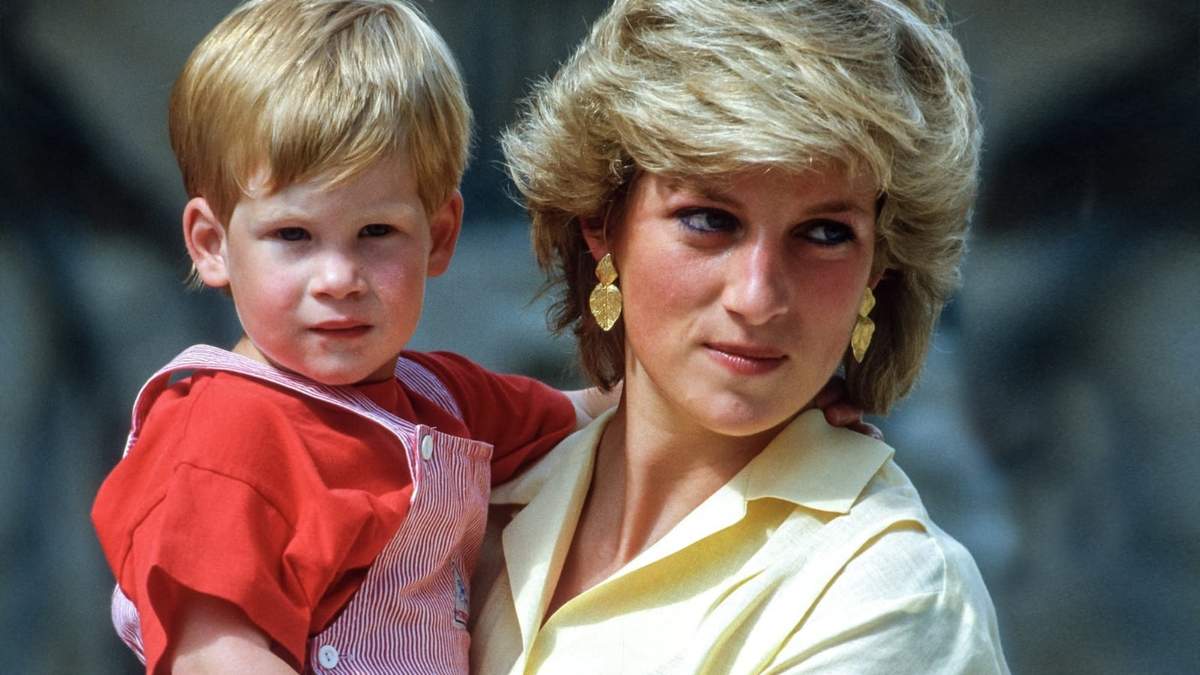 Lady Di con Harry en brazos. ¿Cómo falleció? Fuente: (Instagram)