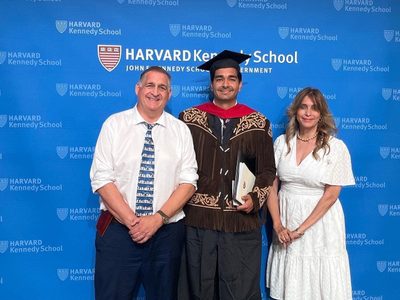 Alcalde morenista de Tamaulipas "agradece" orden de aprehensión como regalo de graduación de Harvard