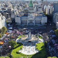 ¿Qué nos dicen las marchas de miles de argentinos defendiendo la universidad pública?
