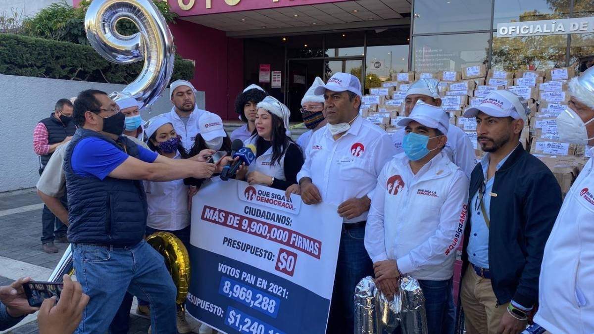 La asociación civil frente a la sede del INE