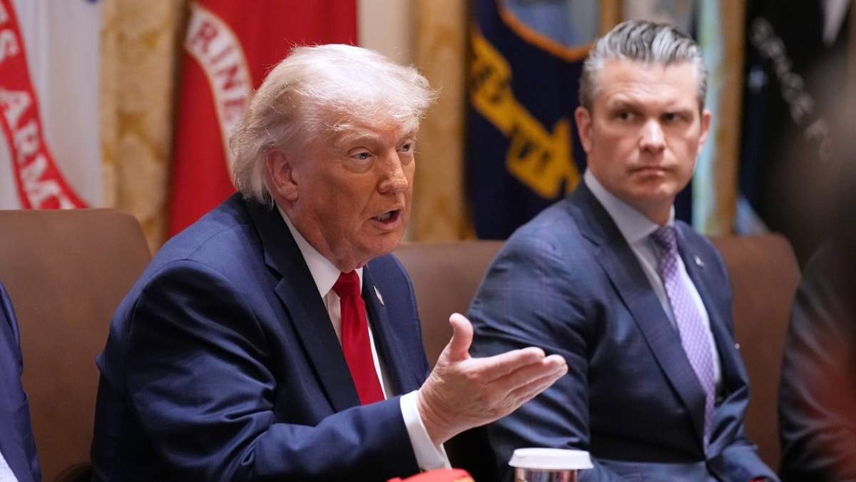 Trump y Hegseth en la reunión de gabinete