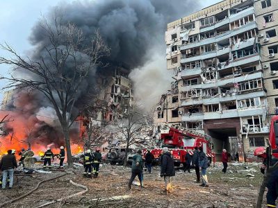 Ucrania denuncia un ataque ruso contra un edificio de departamentos en Dnipro